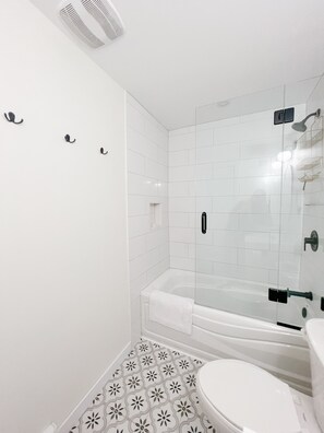 Dusche, Haartrockner, Handtücher, Seife