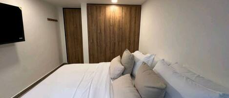 1 camera, una cassaforte in camera, ferro/asse da stiro