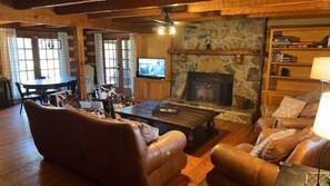 Smart-tv, een open haard en een dvd-speler