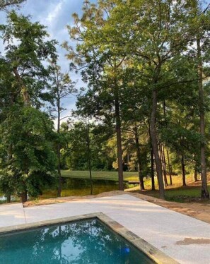 Een buitenzwembad en een verwarmd zwembad