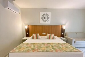 Deluxe Studio | In-room safe, bed sheets