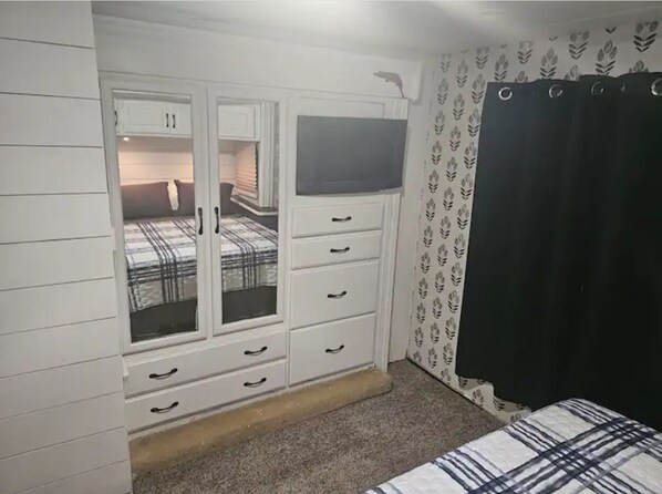 1 camera, Wi-Fi, lenzuola