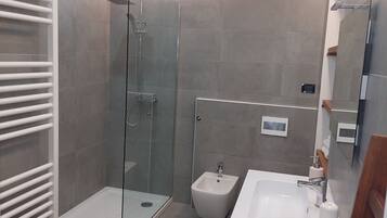 Sèche-cheveux, serviettes fournies, savon, papier toilette