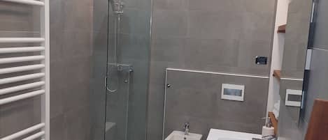 Secadora de cabello, toallas, jabón, papel de baño