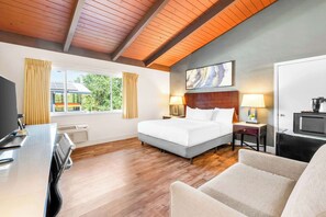 Colchones con pillow-top y caja de seguridad en la habitación 