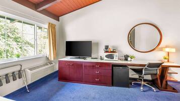 Senger med overmadrass, safe på rommet og skrivebord