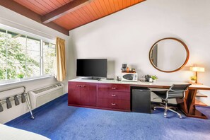 Colchones con pillow-top y caja de seguridad en la habitación 