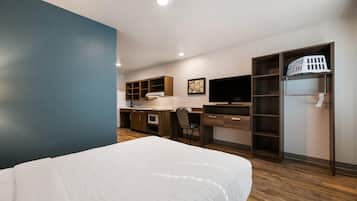 Habitación, 1 cama Queen size, con acceso para personas discapacitadas, para no fumadores | Escritorio y espacio para trabajar con laptop