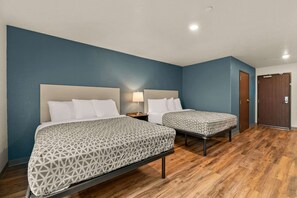 Suite, 2 camas de matrimonio, no fumadores | Ropa de cama de alta calidad, mobiliario individual, escritorio