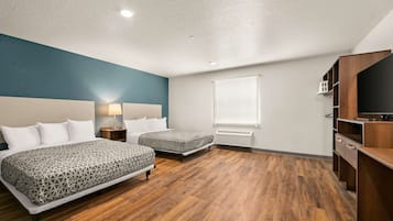 Suite, 2 camas Queen size, con acceso para personas discapacitadas, para no fumadores | Ropa de cama de alta calidad, muebles diferentes y escritorio