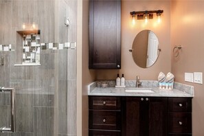 Douche, sèche-cheveux, serviettes fournies, savon