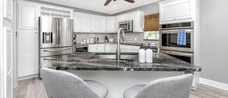 Frigorífico, microondas, horno y placa de cocina