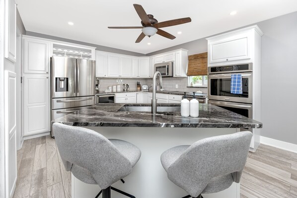 Fridge, microwave, oven, stovetop - Florida nest - summer house with heated swimming pool. Pet friendly.
(Bradenton)