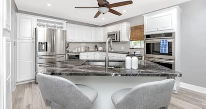 Florida nest - summer house with heated swimming pool. Pet friendly.