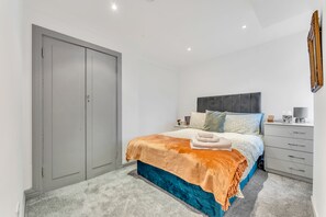 1 quarto, cofres nos quartos, escrivaninha