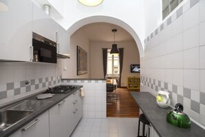 Een koelkast, een magnetron, een kookplaat, een vaatwasser