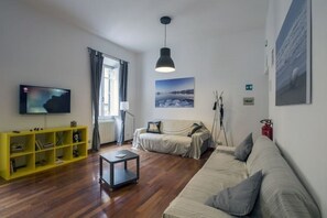 Een smart-tv en boeken