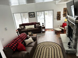 Una Smart TV, una chimenea, videojuegos, un reproductor de DVD