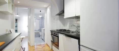 Réfrigérateur, four, plaque de cuisson, cafetière/bouilloire