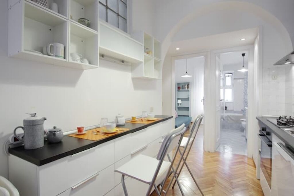 Réfrigérateur, four, plaque de cuisson, cafetière/bouilloire