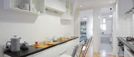 Kühlschrank, Ofen, Herdplatte, Wasserkocher mit Kaffee-/Teezubehör