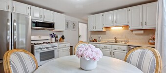 Quaint Cape Cod Home! A/C! Firepit! Dogs Allowed