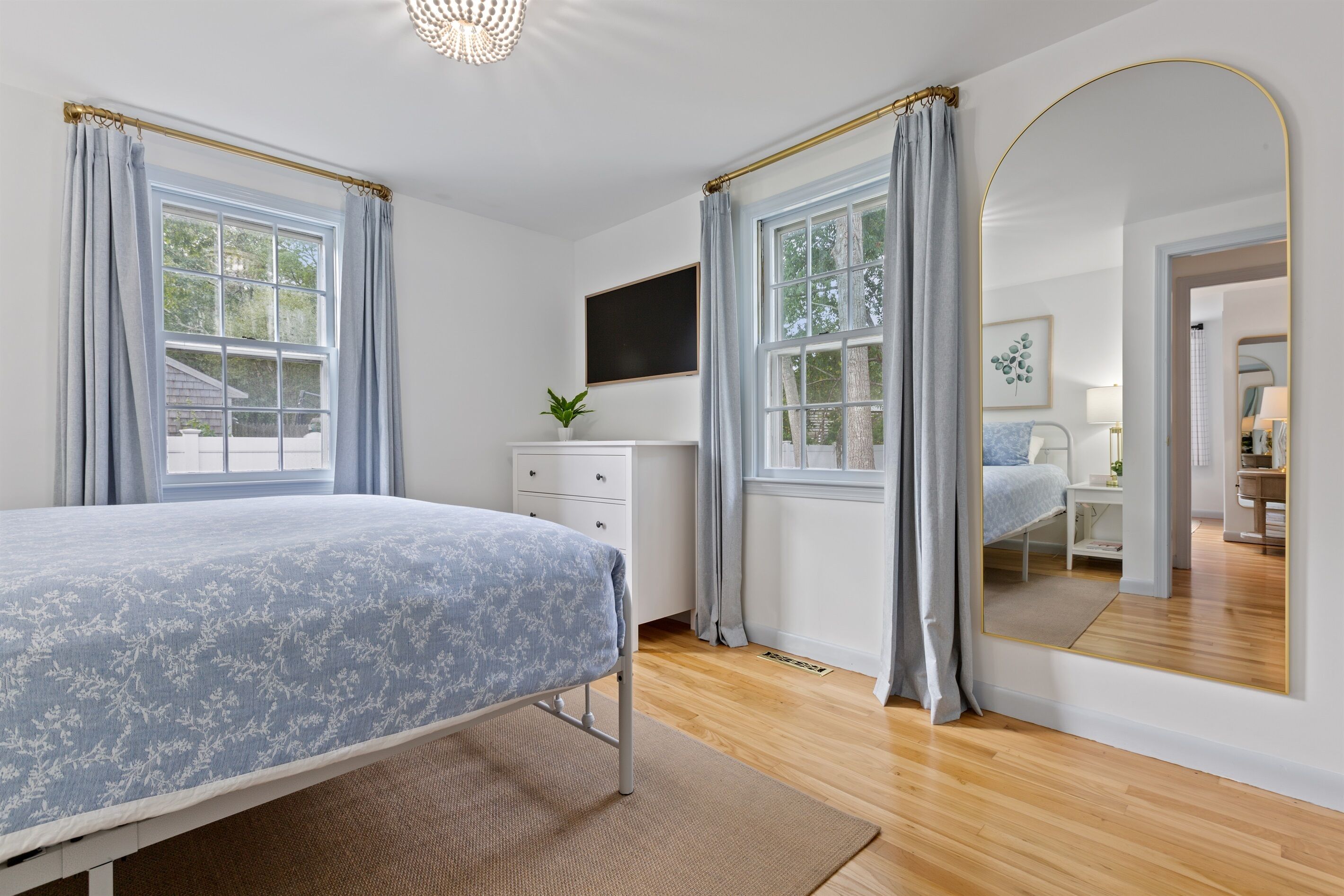 2 soverom, skrivebord, strykejern/-brett og reiseseng for barn