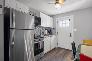 冷蔵庫、電子レンジ、オーブン、コンロ