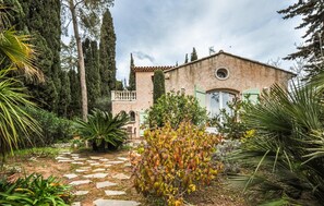 Property grounds - Awesome home in Saint-Raphaël with WiFi (Saint-Raphaël)