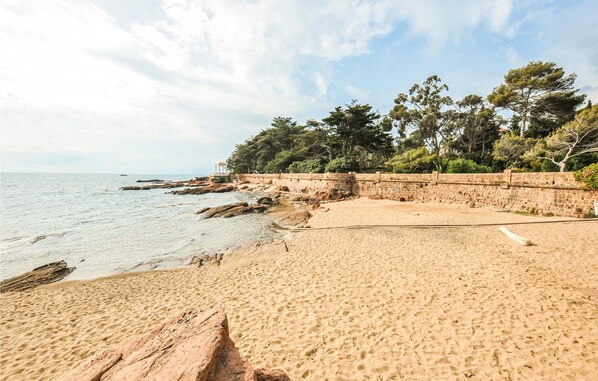 Beach nearby - Awesome home in Saint-Raphaël with WiFi (Saint-Raphaël)