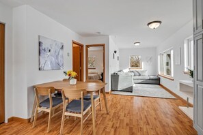 Dining - Secluded 2 Acres Walk To Willit (Basalt)