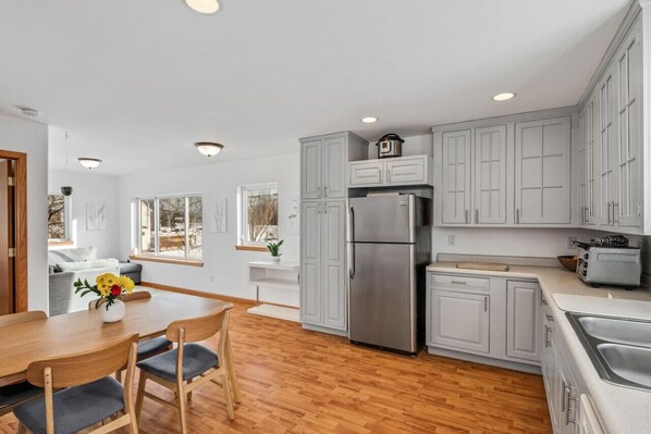 Køleskab, mikrobølgeovn, kogeplade, opvaskemaskine