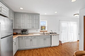 Køleskab, mikrobølgeovn, kogeplade, opvaskemaskine