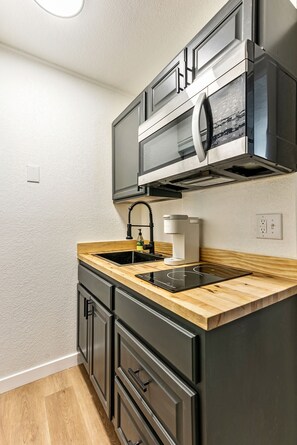 Kjøleskap, mikrobølgeovn, kokeplater og kaffetrakter/tekoker