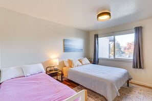 2 habitaciones, escritorio, tabla de planchar con plancha y internet 