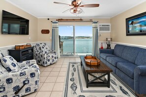 Smart-TV, DVD-spiller, bøker og filmbibliotek