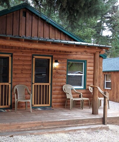 Best location in the Black Hills! Walk to Hill City, 15 Minutes to Mt Rushmore