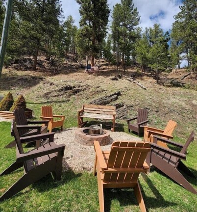 Best location in the Black Hills! Walk to Hill City, 15 Minutes to Mt Rushmore