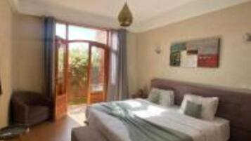 7 bedrooms, WiFi, bed sheets