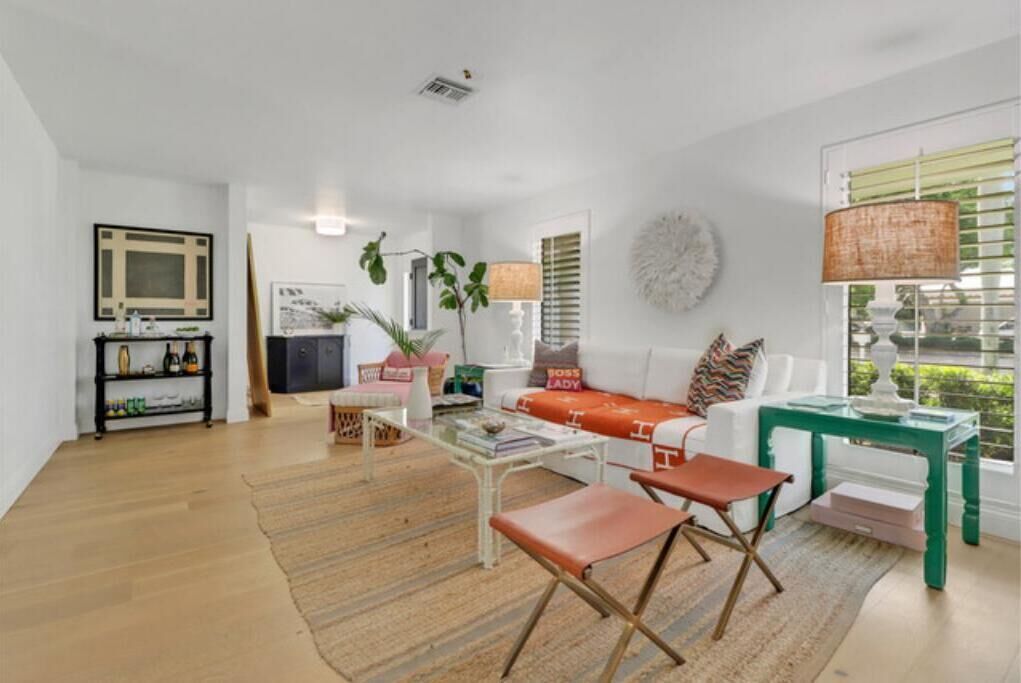 Walk to beach from home in The Moorings . Private heated pool & Pet-friendly.
