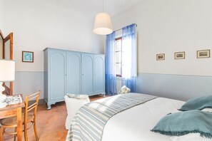 2 bedrooms, iron/ironing board, Internet