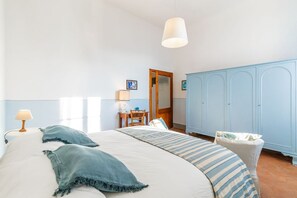 2 chambres, fer et planche à repasser, accès à Internet