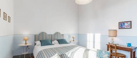 2 habitaciones, tabla de planchar con plancha y internet