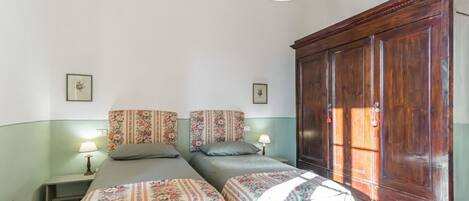 2 bedrooms, iron/ironing board, internet