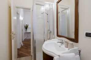 Regadera, secadora de cabello, bidet, toallas 