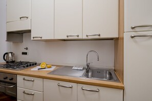 Kjøleskap, kokeplater og brødrister