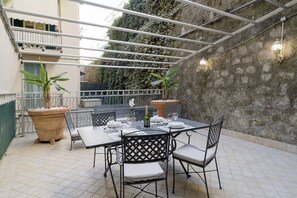 Outdoor dining - GuestHost - Charming apartment perfect for 3 guests is located in an exclusive and central position, in a stepped pedestrian street in the historic center (typical Ligurian caruggio) near the Casino. The house is equipped with all the comforts to make  (Sanremo)