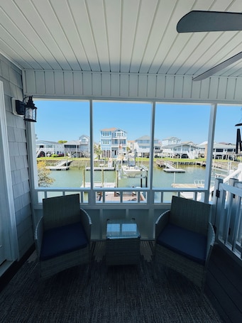 Terrasse/Patio. AnchorDown in OLB! Canal Home, great location! Close walk to Beach and Downtown!