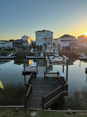 Marina - AnchorDown in OLB! Canal Home, great location! Close walk to Beach and Downtown! (Ocean Isle Beach)