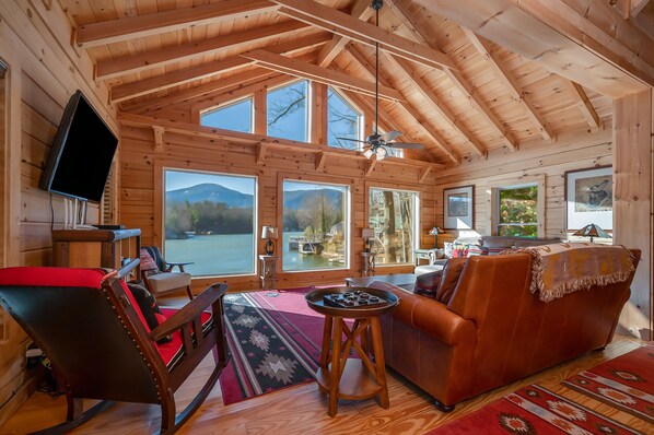 Fernseher, Kamin, Tischtennisplatte